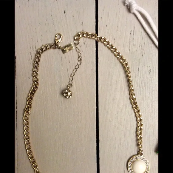 Lilly Pulitzer Gold and Cream Necklace - Picture 5 of 6